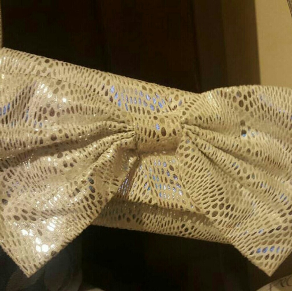 Over the shoulder or clutch